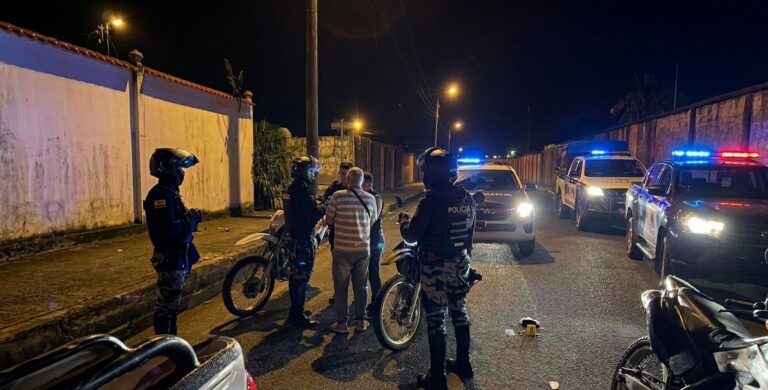 Operativo en Sucumbíos deja 22 aprehendidos, entre ellos un ciudadano con boleta de captura vigente por tenencia y porte de armas