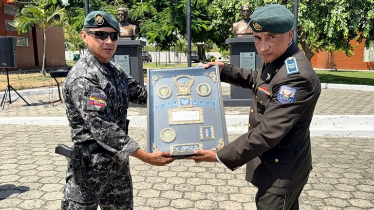 El GIR en la Zona 4 rinde honores al Sargento Segundo Kléver Zapata tras dos décadas