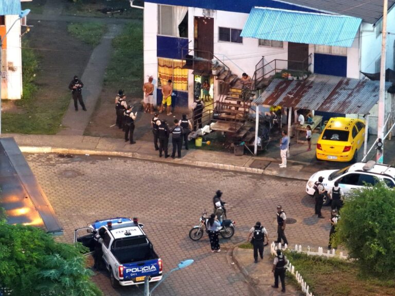 Policía Nacional ejecuta 9 allanamientos y captura a 17 personas vinculadas a redes delictivas en Chone