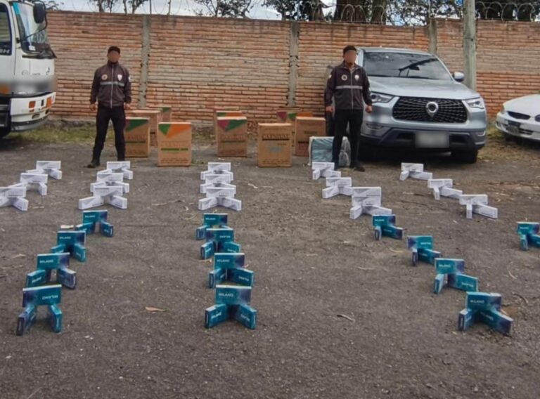 Vehículo interceptado con presunta mercadería ilícita en Imbabura