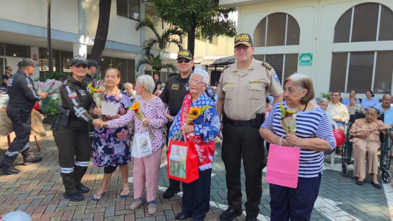 POLICÍA NACIONAL RINDIÓ HOMENAJE A MADRES DEL ALBERGUE ALBERTO PLAZA DANIN