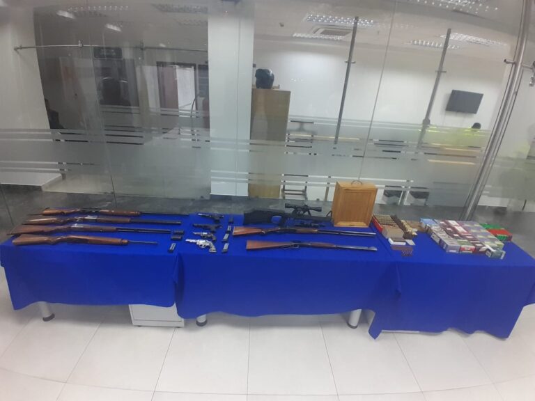 Decomisamos 11 armas de fuego y más de mil cartuchos ocultos al interior de un inmueble tipo hacienda