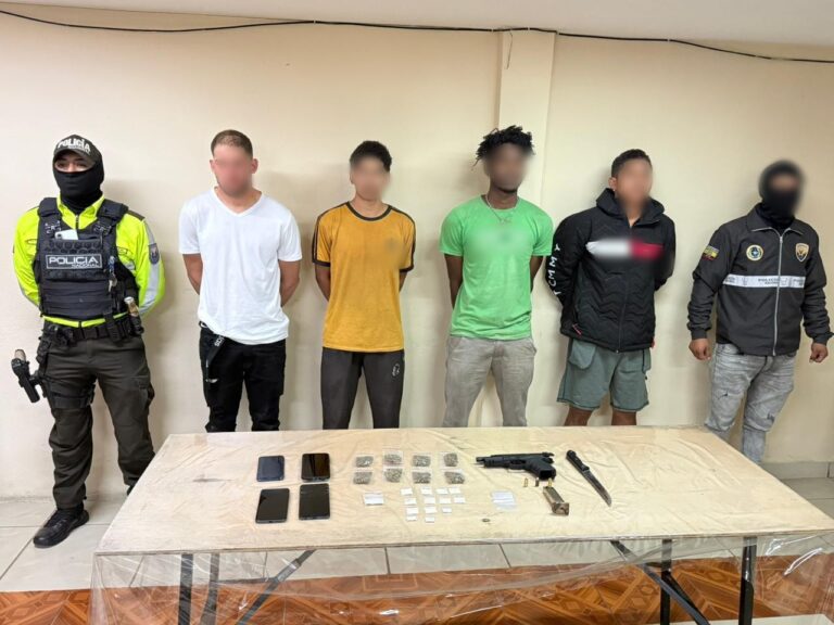 Aprehendimos a cuatro presuntos integrantes de “Los Lobos” con arma de fuego y drogas en Pichincha
