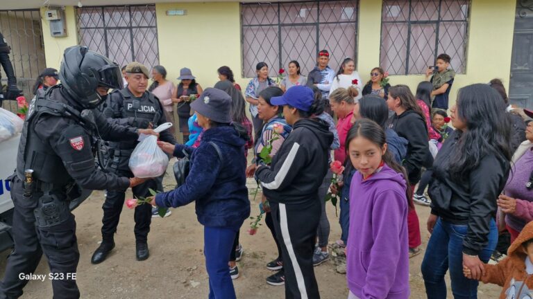 Entregamos kits de alimentación a madres de escasos recursos en Lloa