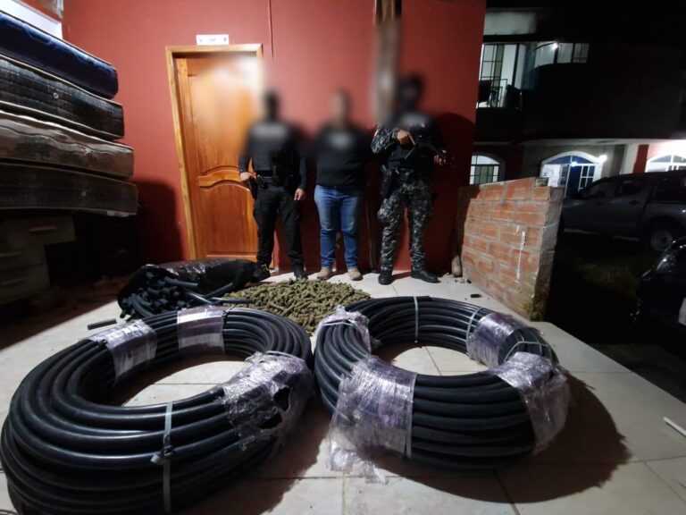 Aprehendimos a un sujeto que transportaba droga oculta en mangueras en Napo