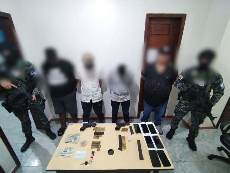 Aprehendimos a cuatro sujetos por tenencia de armas y artefacto explosivo en Napo