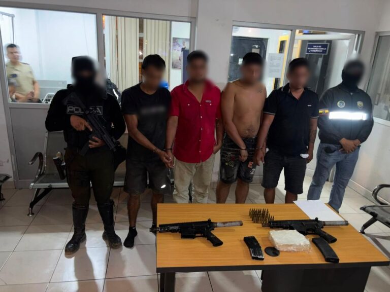 La Policía Nacional golpea a presunta célula de “Lobos Box” y decomisa fusiles en Yaguachi