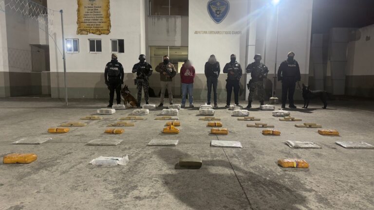 Aprehendimos dos ciudadanos que transportaban 90 kilos de marihuana en Carchi