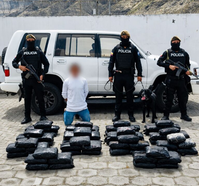 Afectadas redes del narcotráfico con la incautación de 67 kilos de marihuana ocultos en un vehículo en Imbabura