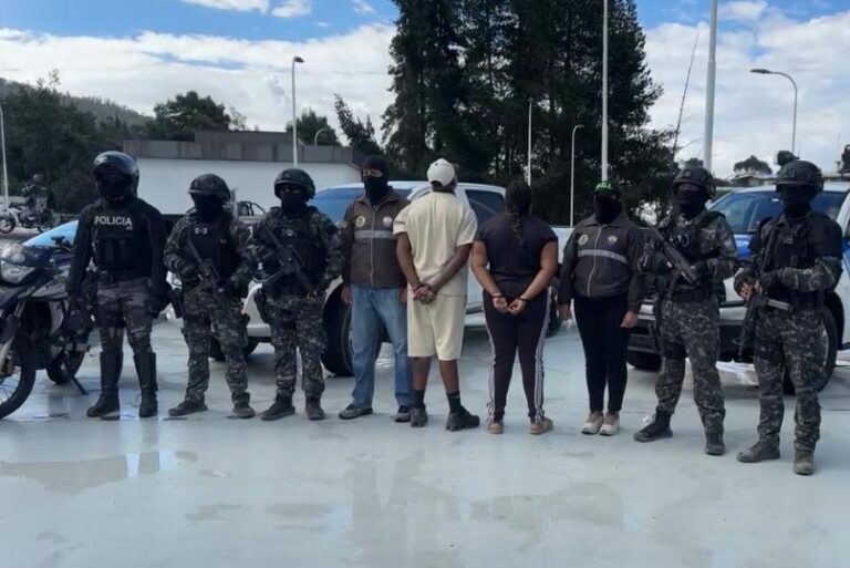 Alias “La R”, cabecilla de “Los Lobos”, y alias “Pamela” fueron aprehendidos en Quito