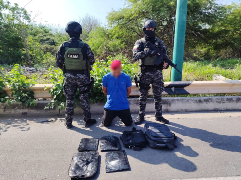 Policía Nacional incautó más de 3 kilogramos de cocaína durante un control antinarcóticos en El Oro