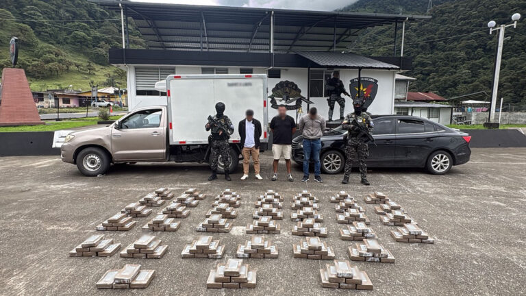 Operación antinarcóticos en Napo permitió decomisar 220 paquetes de cocaína ocultos en un vehículo