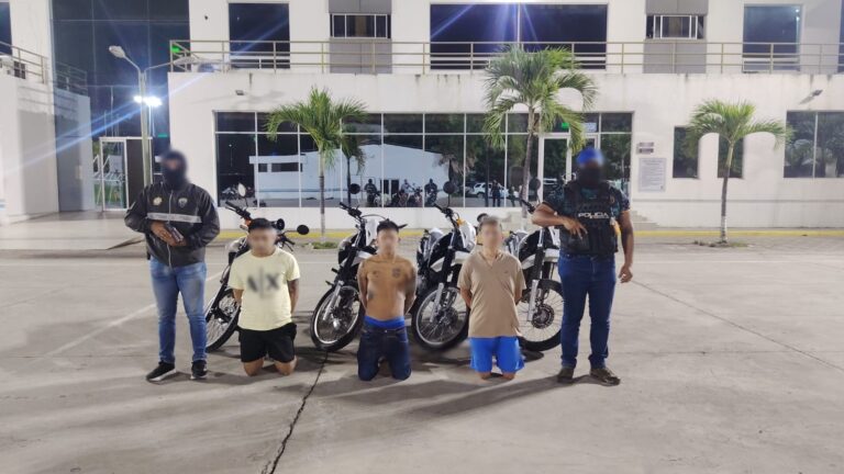 Aprehendimos a tres presuntos integrantes de “Los Choneros” e incautamos armamento y motocicletas con distintivos policiales en Manta
