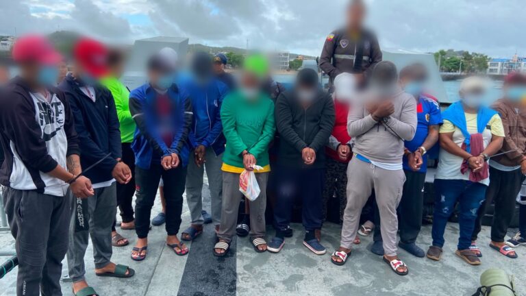 Policía Nacional trasladó a 21 PPL y 1,5 toneladas de cocaína desde Galápagos hacia el territorio continental ecuatoriano