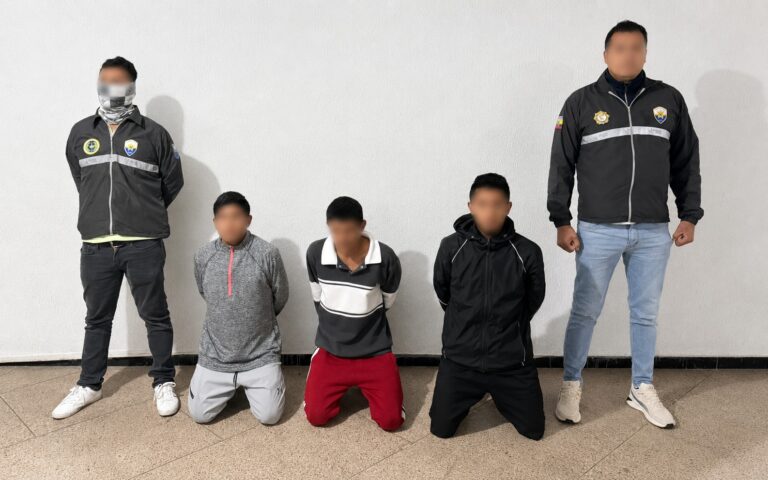 Aprehendimos a tres sujetos presuntos implicados en una muerte violenta en Ambato