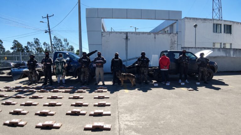 Incautamos más de 141 kilogramos de cocaína ocultos en dobles fondos de dos vehículos en Carchi
