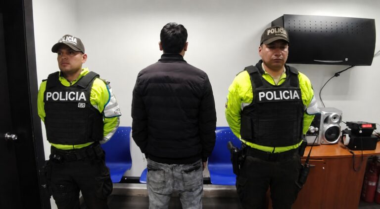 Deportamos a ciudadano colombiano presuntamente vinculado a la comercialización de documentos migratorios irregulares en Carchi