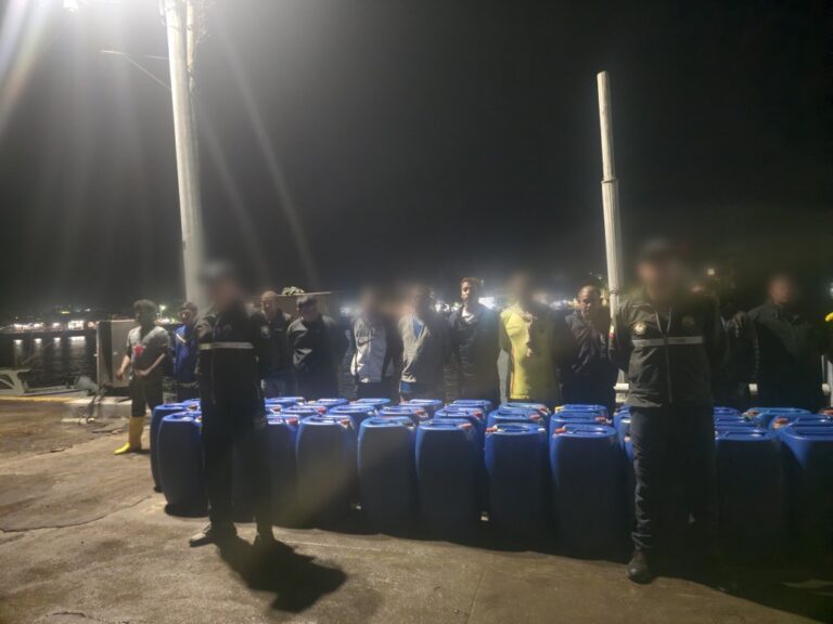 Policía Nacional del Ecuador da un duro golpe al contrabando de combustible en Galápagos: 16 detenidos en operativo internacional