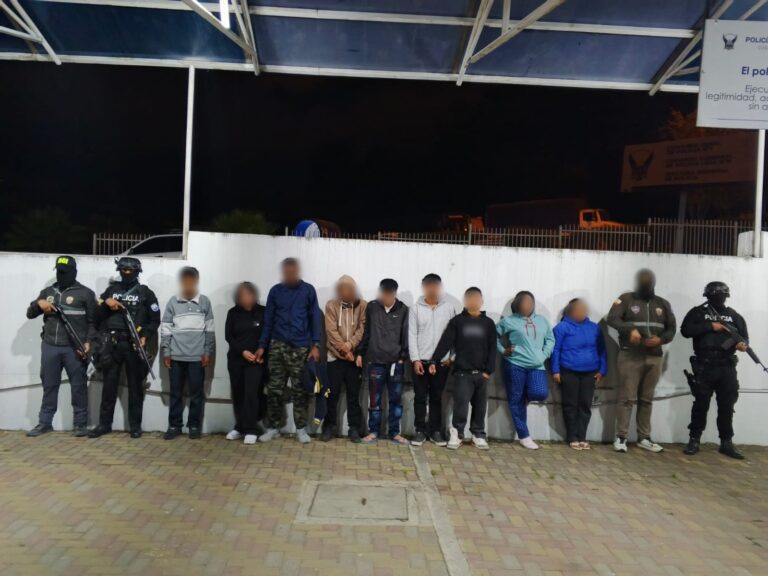 Aprehendimos a nueve presuntos integrantes de “Los Lobos” vinculados al tráfico de drogas y posesión de explosivos en Loja