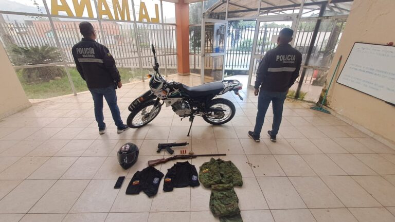 Policía incauta arma de fuego y recupera motocicleta robada en La Maná