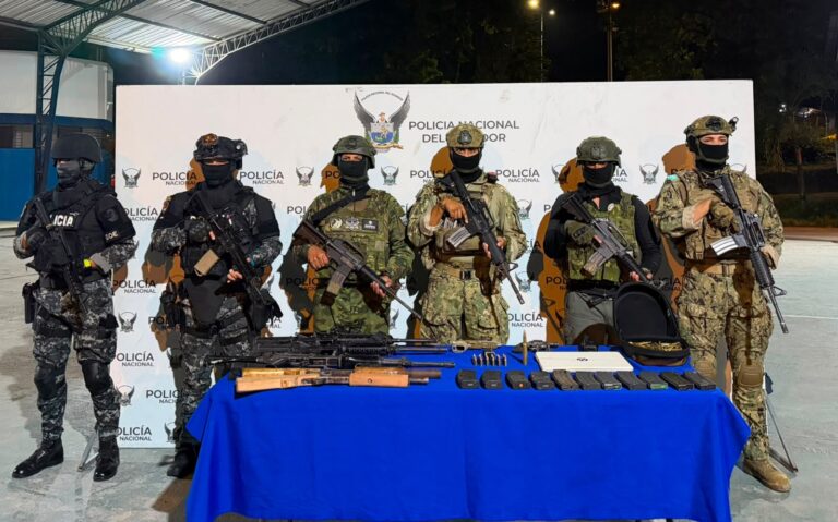 Decomisamos siete armas de fuego, 317 cartuchos y material logístico durante operativo en Esmeraldas