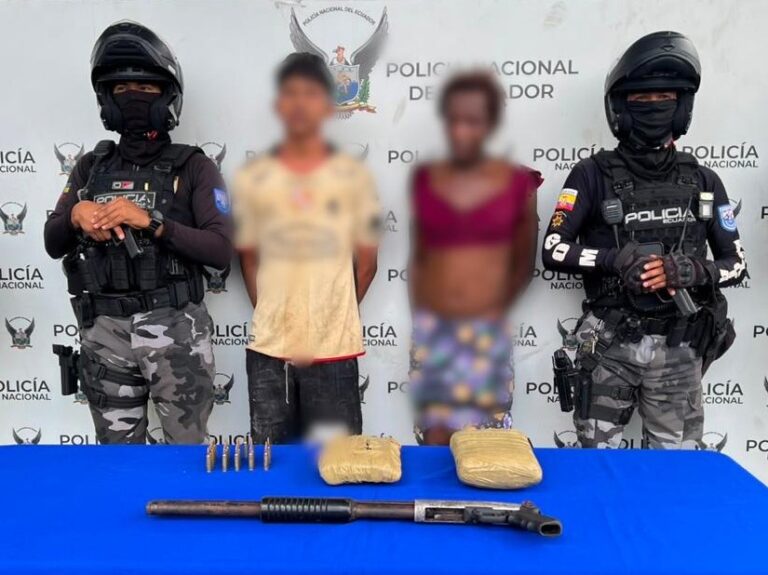 Dos aprehendidos con un arma de fuego, municiones y presuntas sustancias sujetas a fiscalización durante operativo policial en Esmeraldas