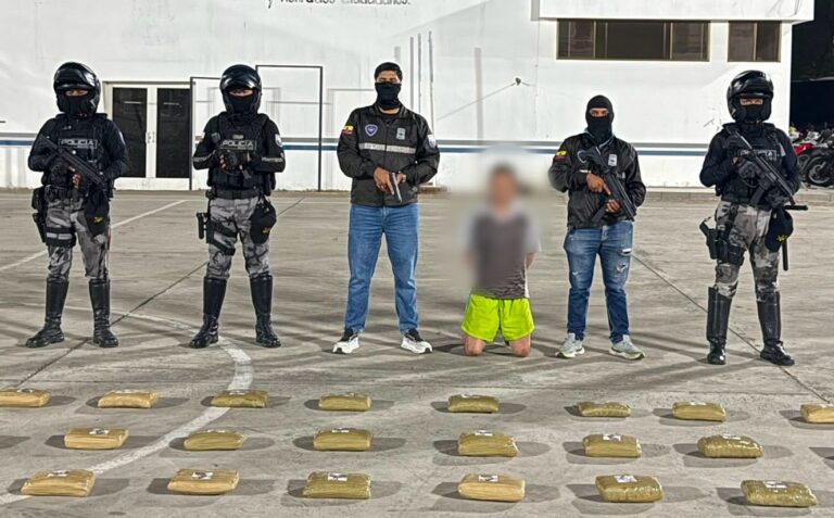 Policía Nacional desarticuló centro de acopio de droga en Manta y capturó a un presunto implicado