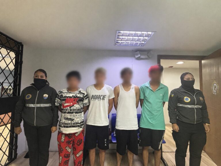 Policía Nacional aprehendió a cuatro adolescentes investigados por extorsionar a estudiantes en el sur de Quito
