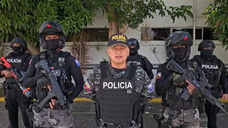 Coronel  Carlos Ortega culmina su gestión en Manabí