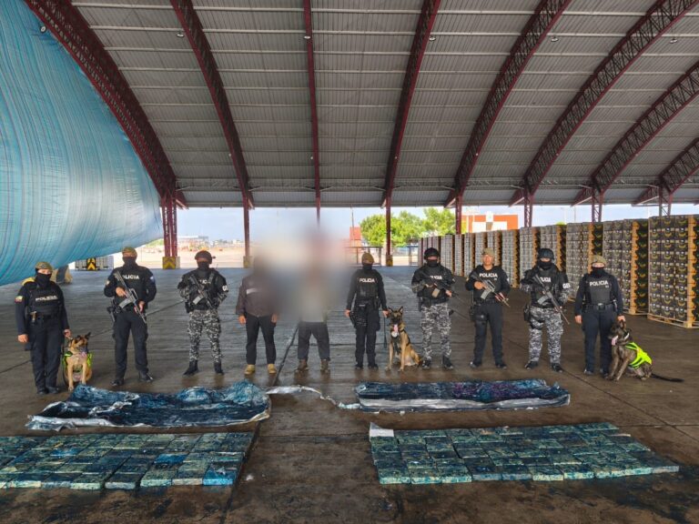 Policía localiza 120 paquetes de droga en un contenedor en Machala
