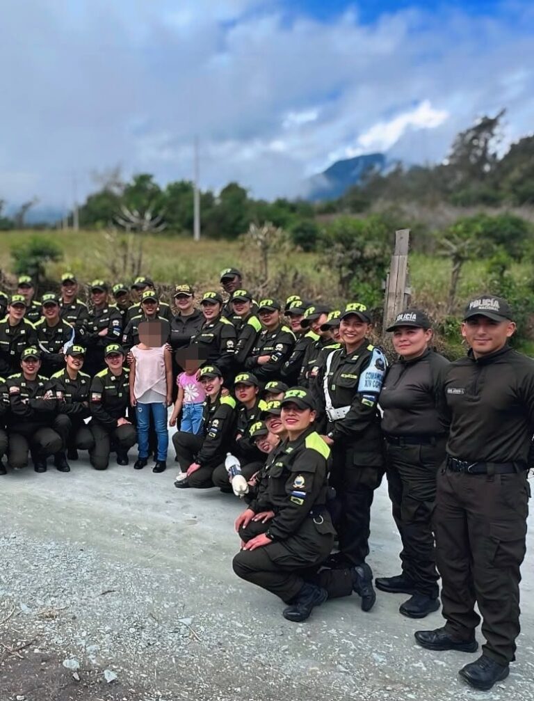 En Chimborazo aspirantes y personal policial impulsan jornada solidaria en apoyo a familia vulnerable