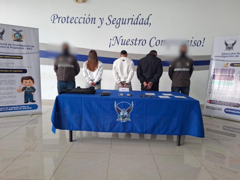 Policía Nacional aprehende a tres presuntos implicados por tenencia ilegal de arma de fuego durante operativo en Quitumbe