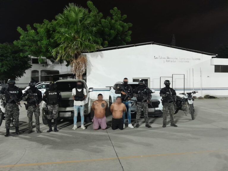 POLICÍA NACIONAL LIBERÓ A UNA VÍCTIMA DE SECUESTRO Y APREHENDIÓ A DOS PRESUNTOS INTEGRANTES DE “LOS LOBOS” EN MANABÍ