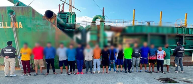 Policía Nacional asesta golpe estratégico al delito hidrocarburífero en alta mar en Esmeraldas