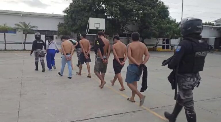 APREHENDIMOS A OCHO PRESUNTOS INTEGRANTES DE «LOS CHONEROS» E INCAUTAMOS ARMAS DE FUEGO DE LARGO ALCANCE EN MANABÍ