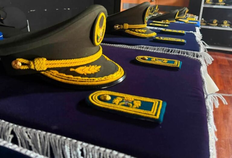 74 servidores policiales ascendieron al inmediato grado superior en Imbabura