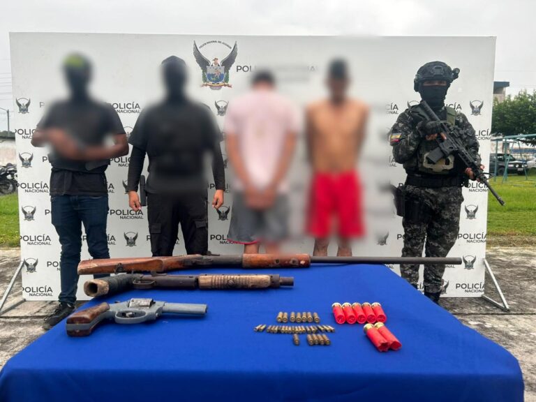 Intervención policial deja dos aprehendidos y tres armas de fuego icautadas en Esmeraldas