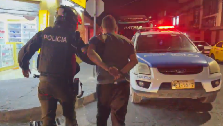 Policía Nacional aprehende a dos personas e incauta droga y otros indicios en Riobamba