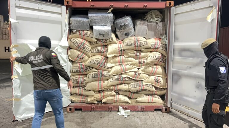 Policía Nacional ejecuta dos importantes golpes  al narcotráfico internacional en los puertos de Guayaquil y Posorja
