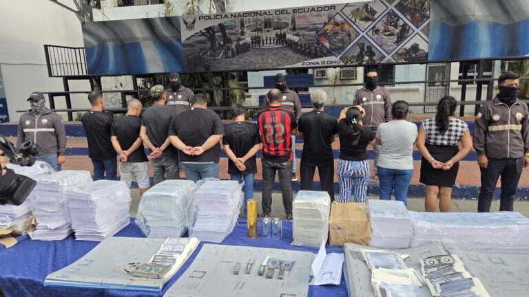 Desarticulamos presunto centro de falsificación de documentos y aprehendimos a 10 personas en Guayaquil