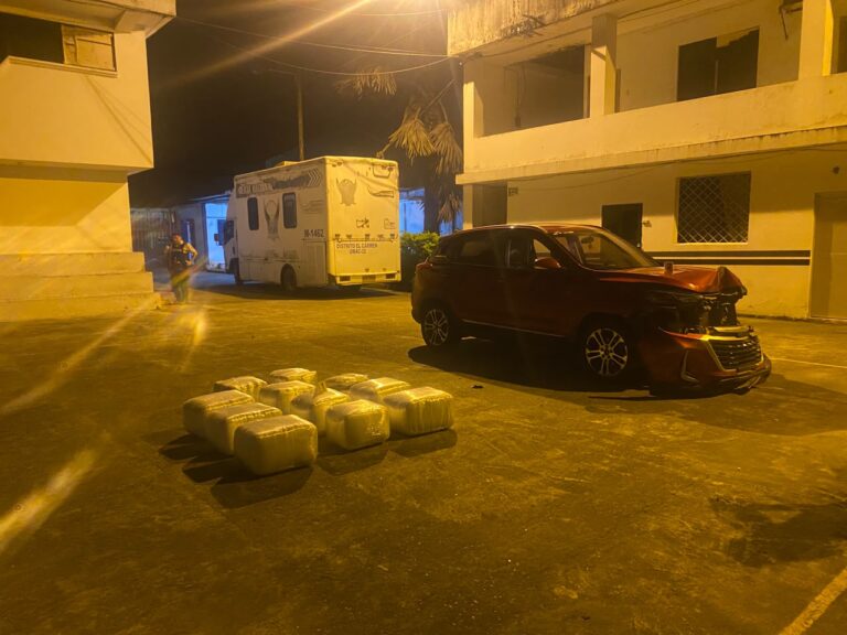 Operativo policial permite localizar vehículo abandonado y 11 bultos con sustancias presuntamente sujetas a fiscalización en Manabí