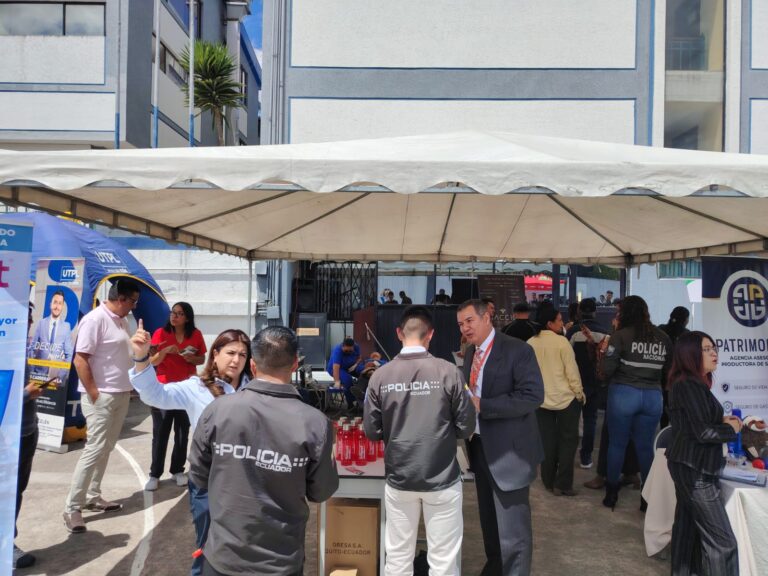 Policía Nacional impulsa la prevención y el autocuidado mediante una feria de bienestar integral