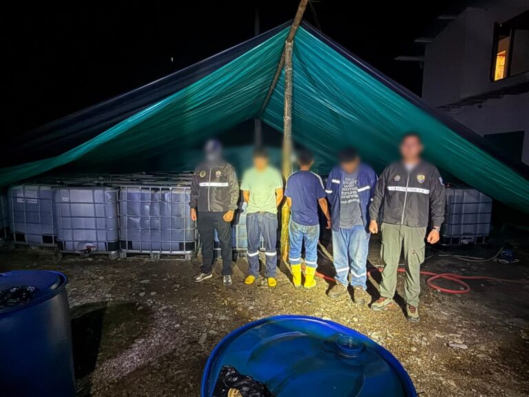 Policía Nacional neutraliza centro de acopio clandestino de combustible en Sucumbíos e incauta aproximadamente 5.500 galones de CLDH
