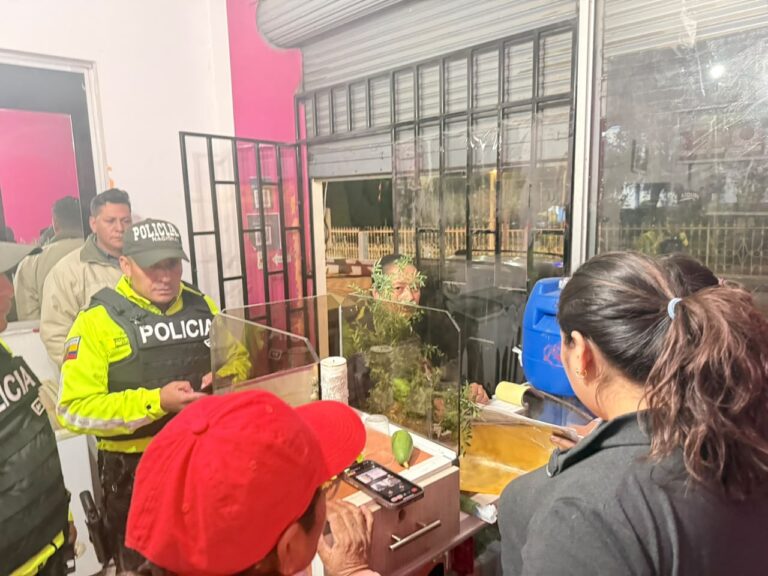 Operativo Pandora permitió detectar establecimientos sin permisos y decomisar licor artesanal en Guano