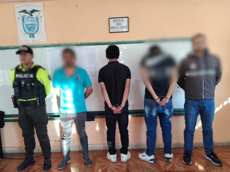 Recuperamos vehículo robado y aprehendimos a tres presuntos implicados en el delito, en Carchi