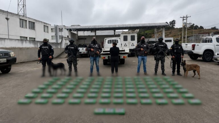 Incautamos 370 kilogramos de cocaína ocultos en un doble fondo de un vehículo en Carchi