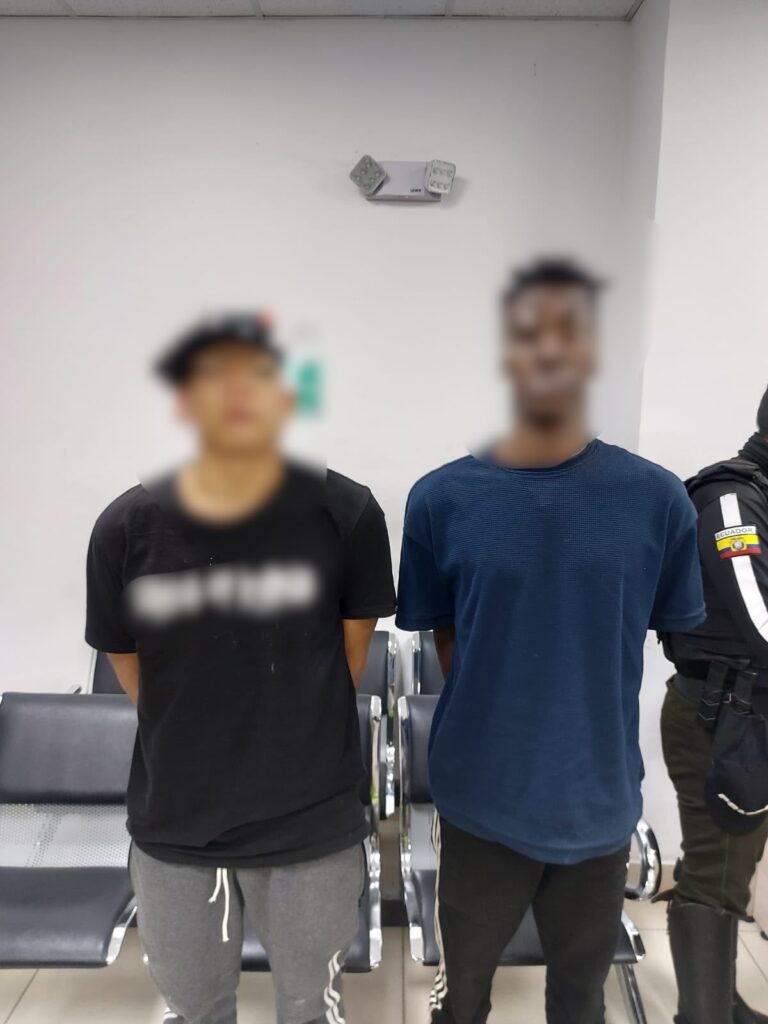 Policía aprehende a dos ciudadanos por el delito de extorsión en Baños de Agua Santa
