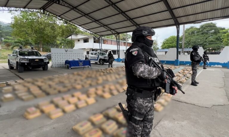 Golpe al narcotráfico con el decomiso de 1,6 toneladas de clorhidrato de cocaína en Esmeraldas