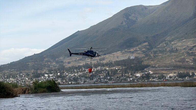 Despliegue policial aéreo y terrestre para contribuir al control del incendio en el Cerro Cotacachi, Imbabura