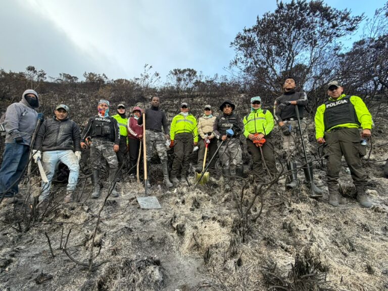 Sumamos esfuerzos interinstitucionales para atender incendio en el cerro Cotacachi, Imbabura